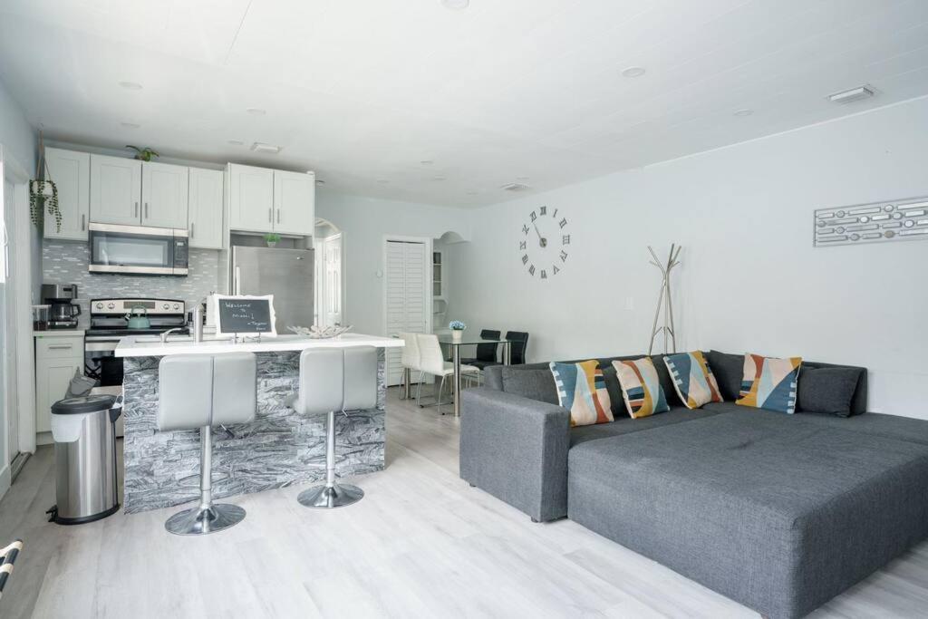 Hot Tub & King Bed - 8min From Airport, & Dt *