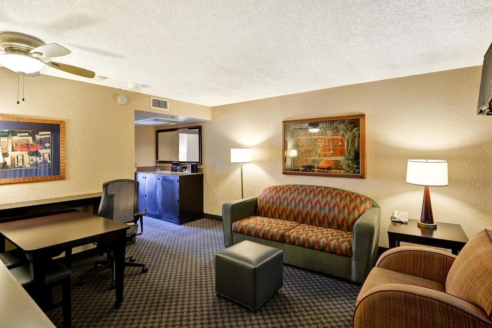 Hotel Embassy By Hilton International Airport Miami