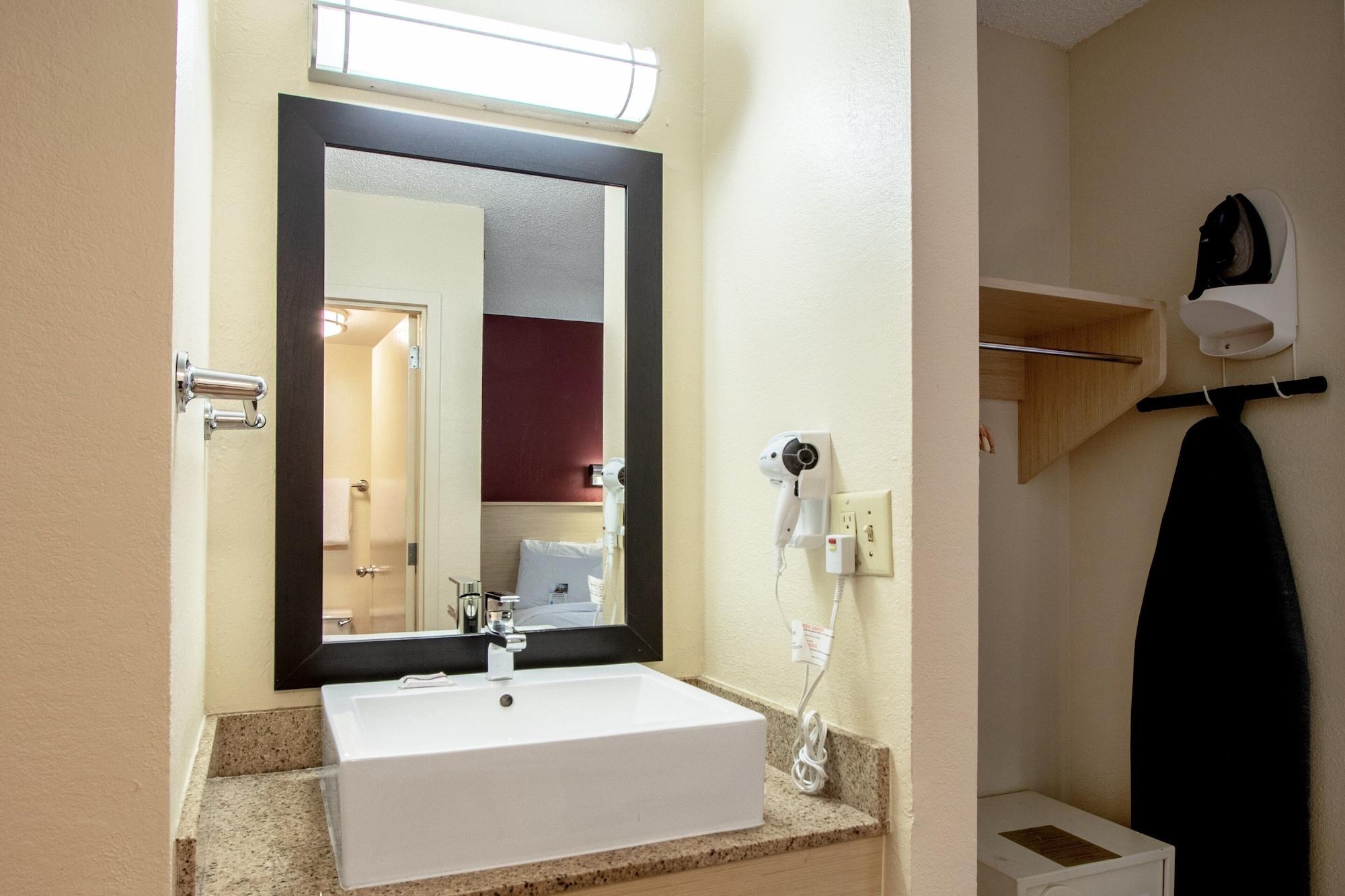 Red Roof Airport Hotel 2*