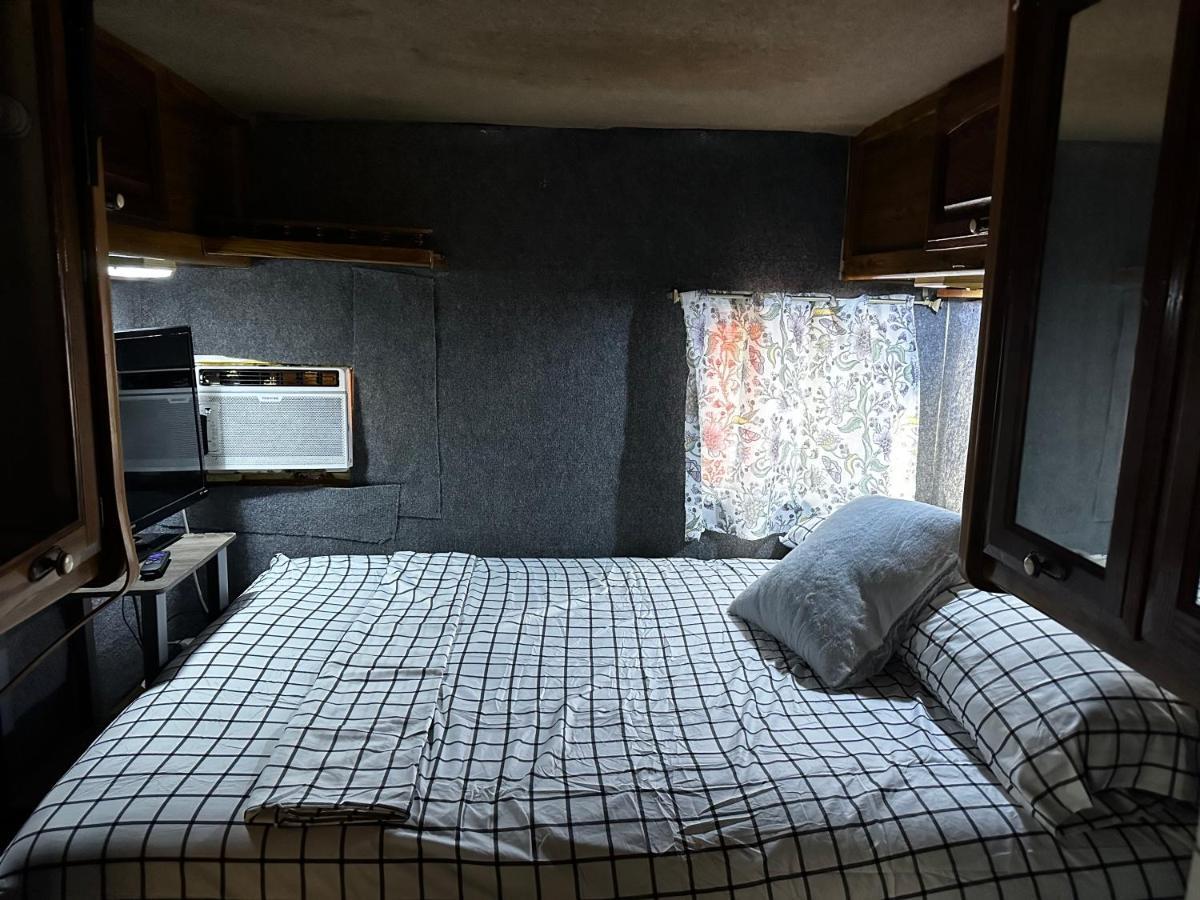 Luxury tent Studio Black Castle Rv