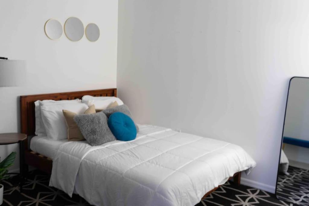 Newly Renovated 5 Min From Airport