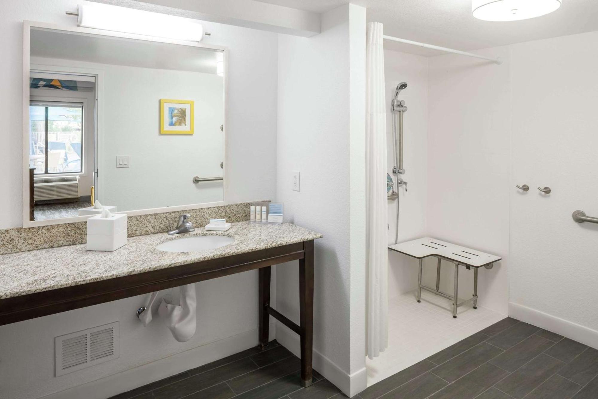 Hampton & Miami-doral Dolphin Mall Hotel 3*