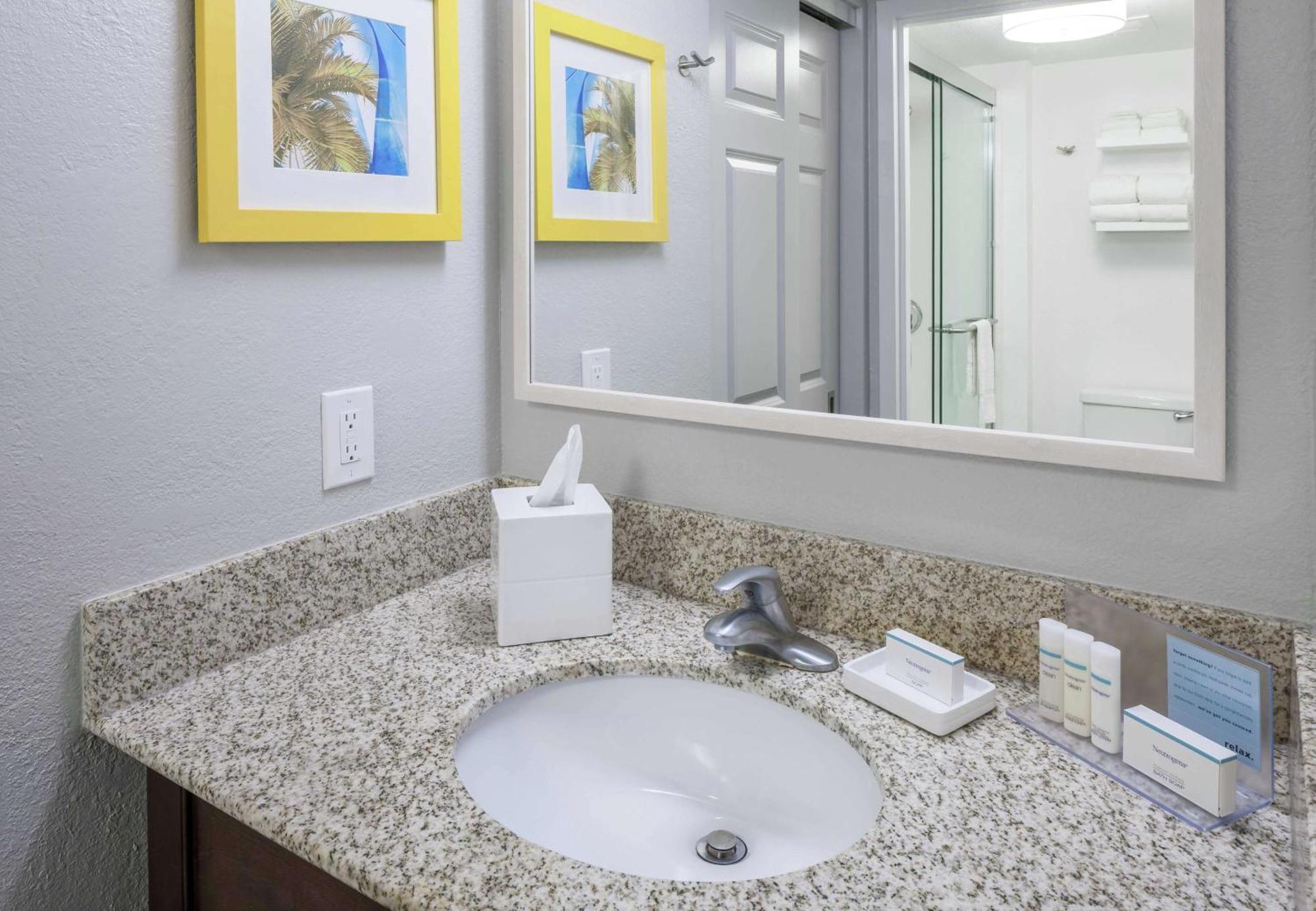 Hampton & Miami-doral Dolphin Mall Hotel 3*