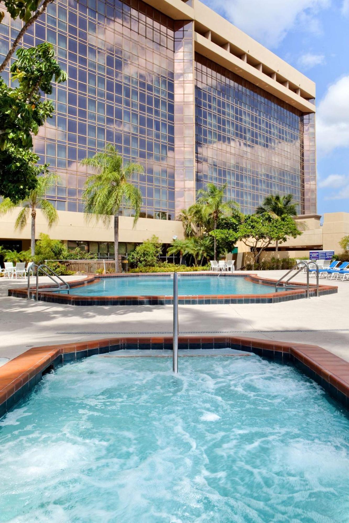 Hotel Doubletree By Hilton Airport & Convention Center 4*