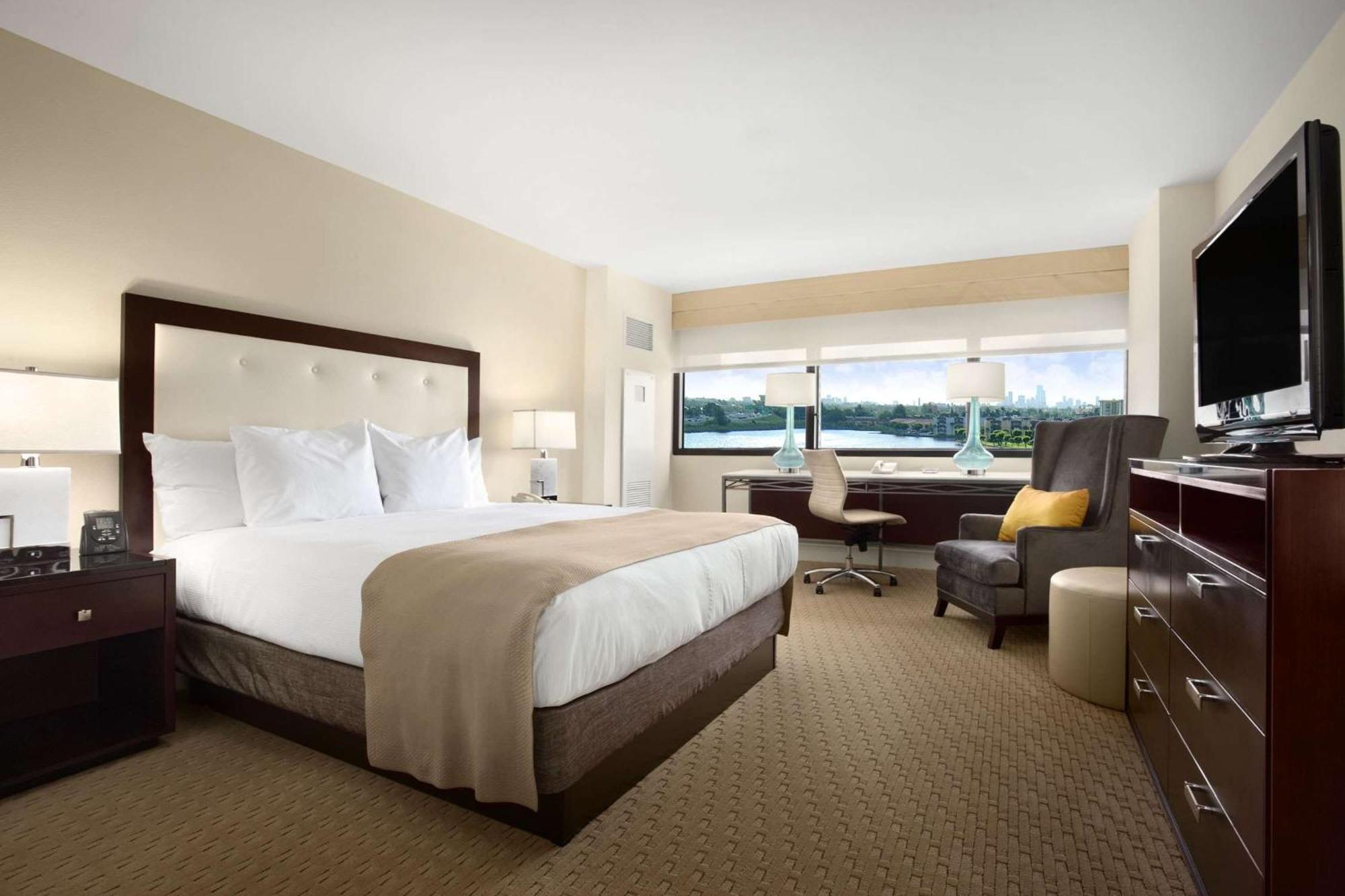 Hilton Airport Blue Lagoon 4* Miami
