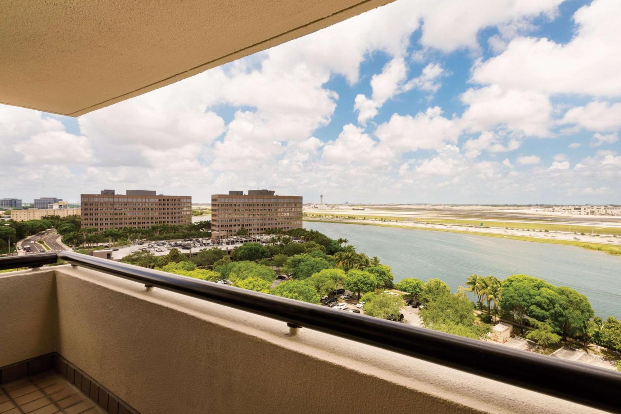 Hotel Hilton Airport Blue Lagoon 4*