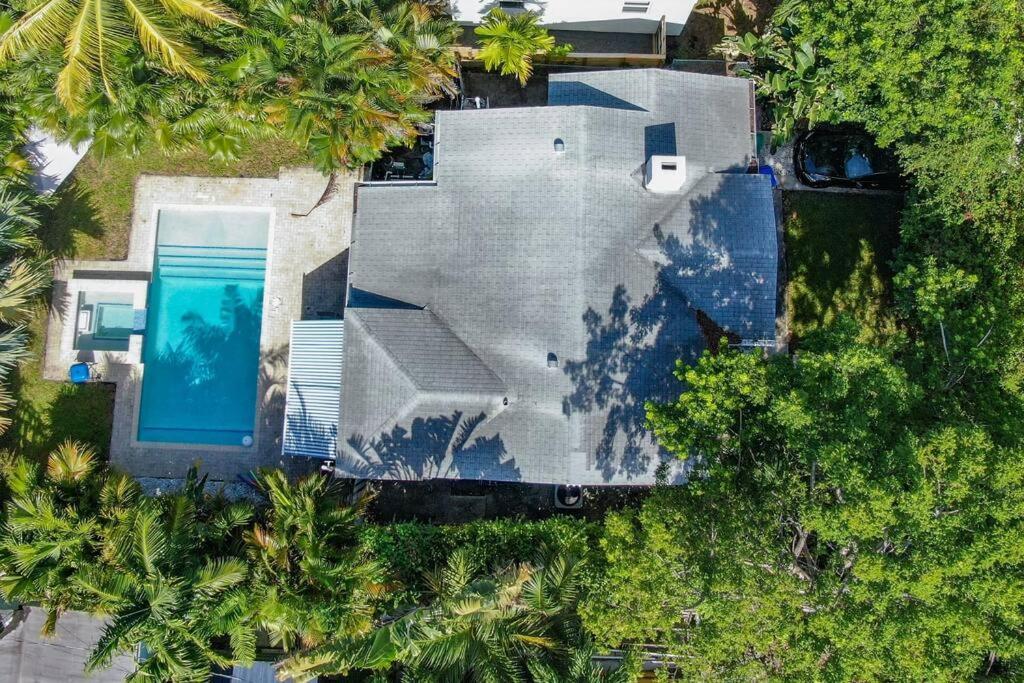 Art Deco Heated Pool Jacuzzi Very Private House On A Quite Street Close To Design District 10 Minutes From The Beach -