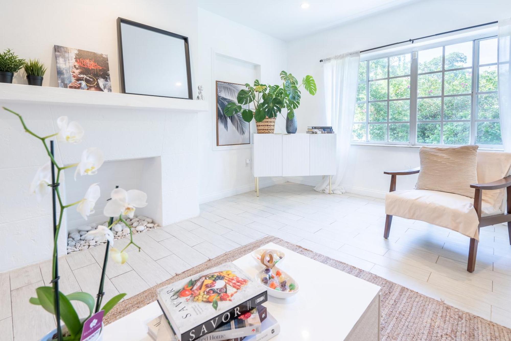 Villa Art Deco Heated Pool Jacuzzi Very Private House On A Quite Street Close To Design District 10 Minutes From The Beach - *