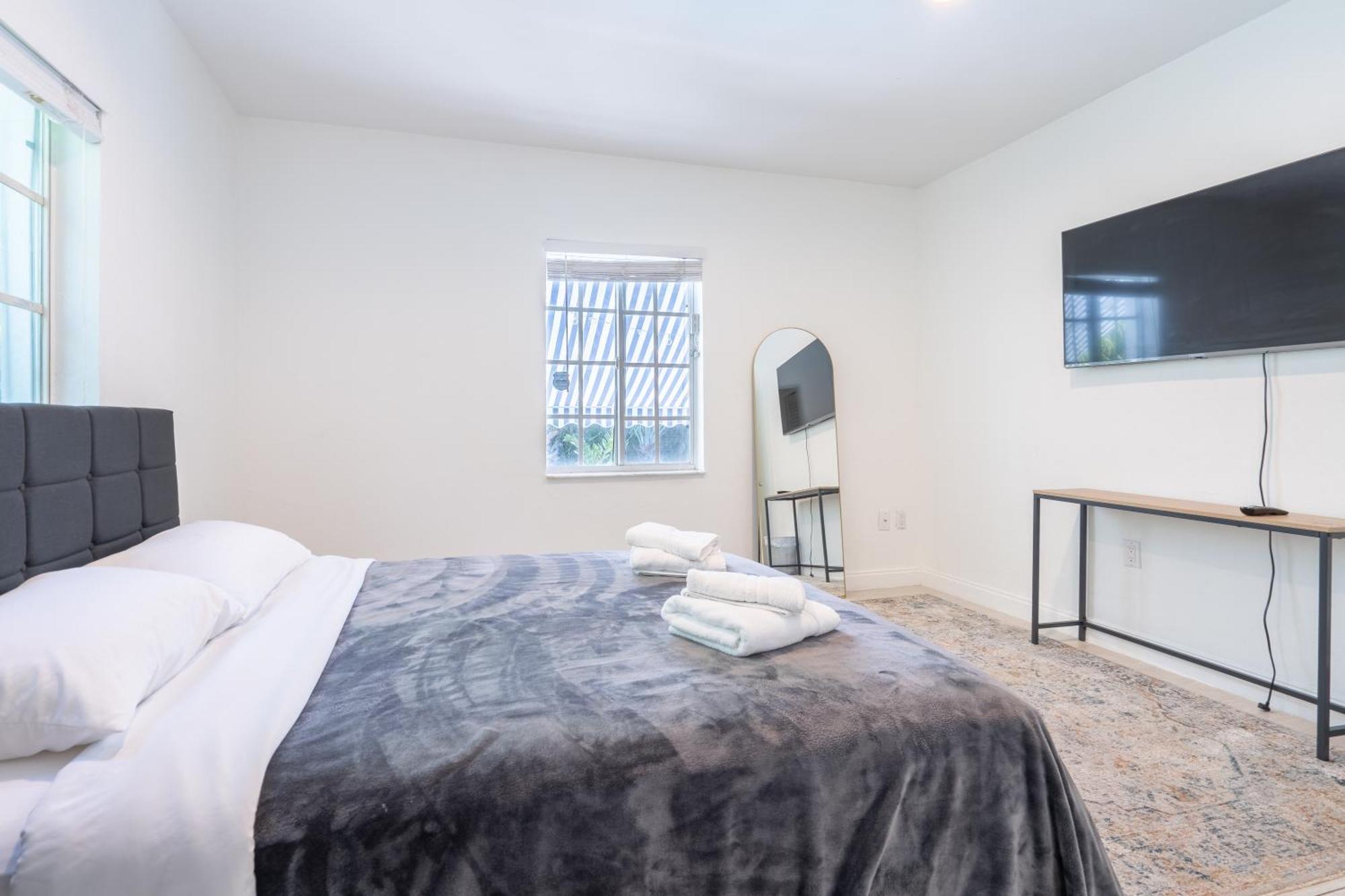 Villa Art Deco Heated Pool Jacuzzi Very Private House On A Quite Street Close To Design District 10 Minutes From The Beach - *