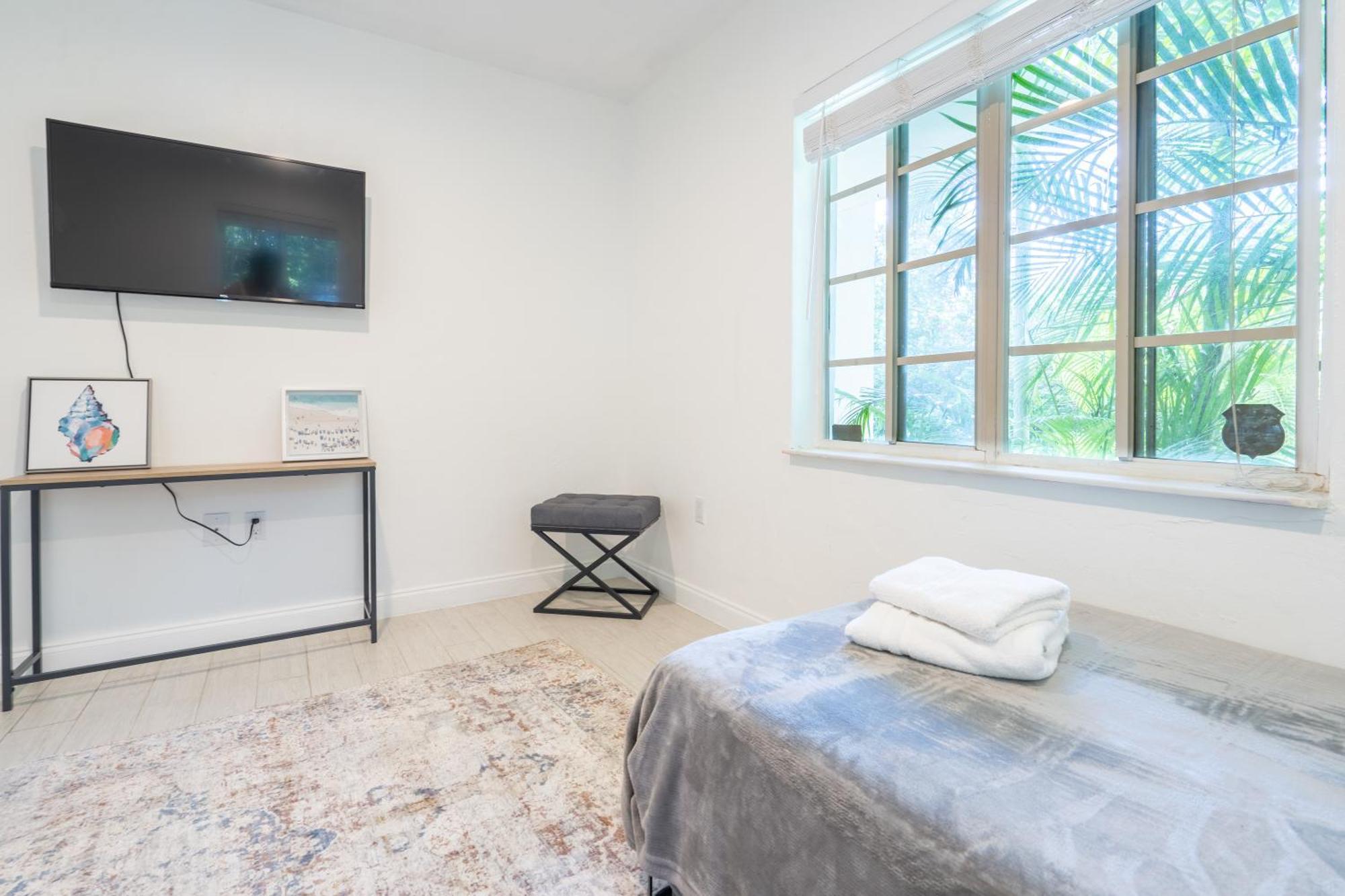 Art Deco Heated Pool Jacuzzi Very Private House On A Quite Street Close To Design District 10 Minutes From The Beach -