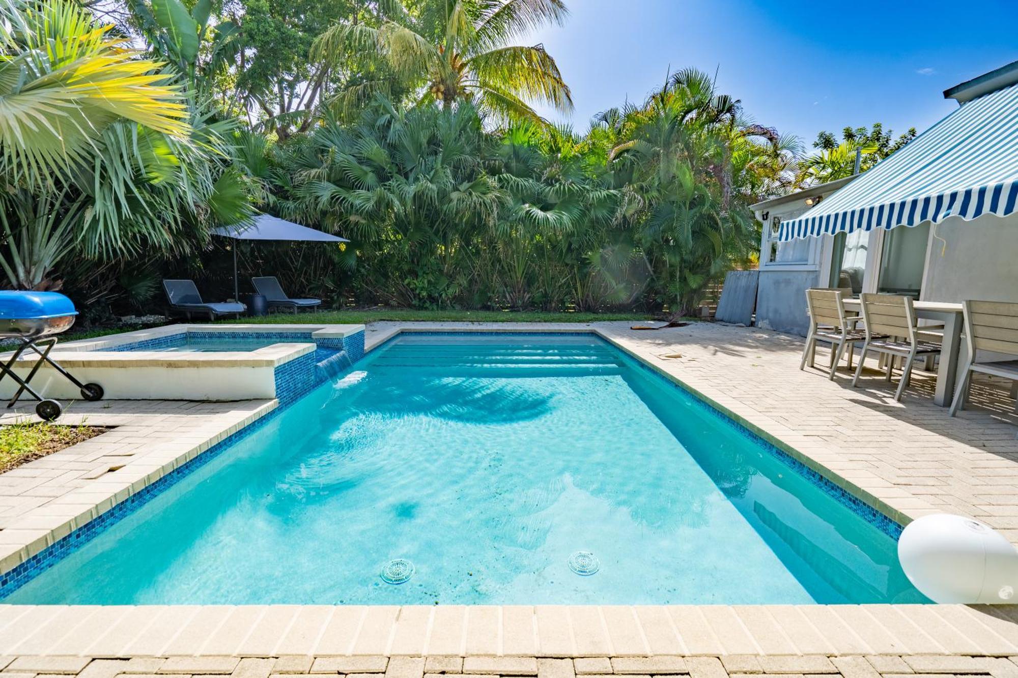 Art Deco Heated Pool Jacuzzi Very Private House On A Quite Street Close To Design District 10 Minutes From The Beach - Villa