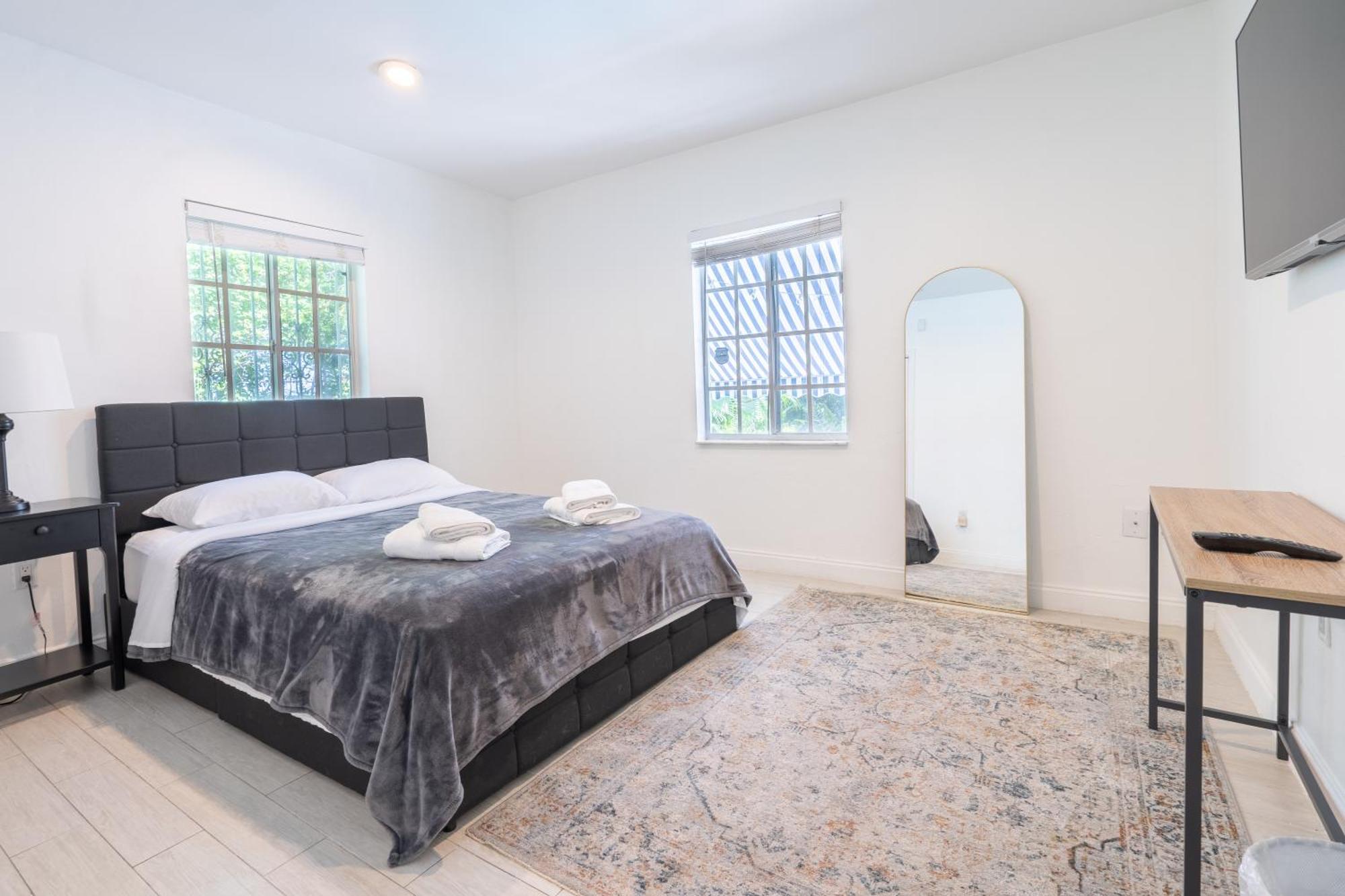 Villa Art Deco Heated Pool Jacuzzi Very Private House On A Quite Street Close To Design District 10 Minutes From The Beach - Miami