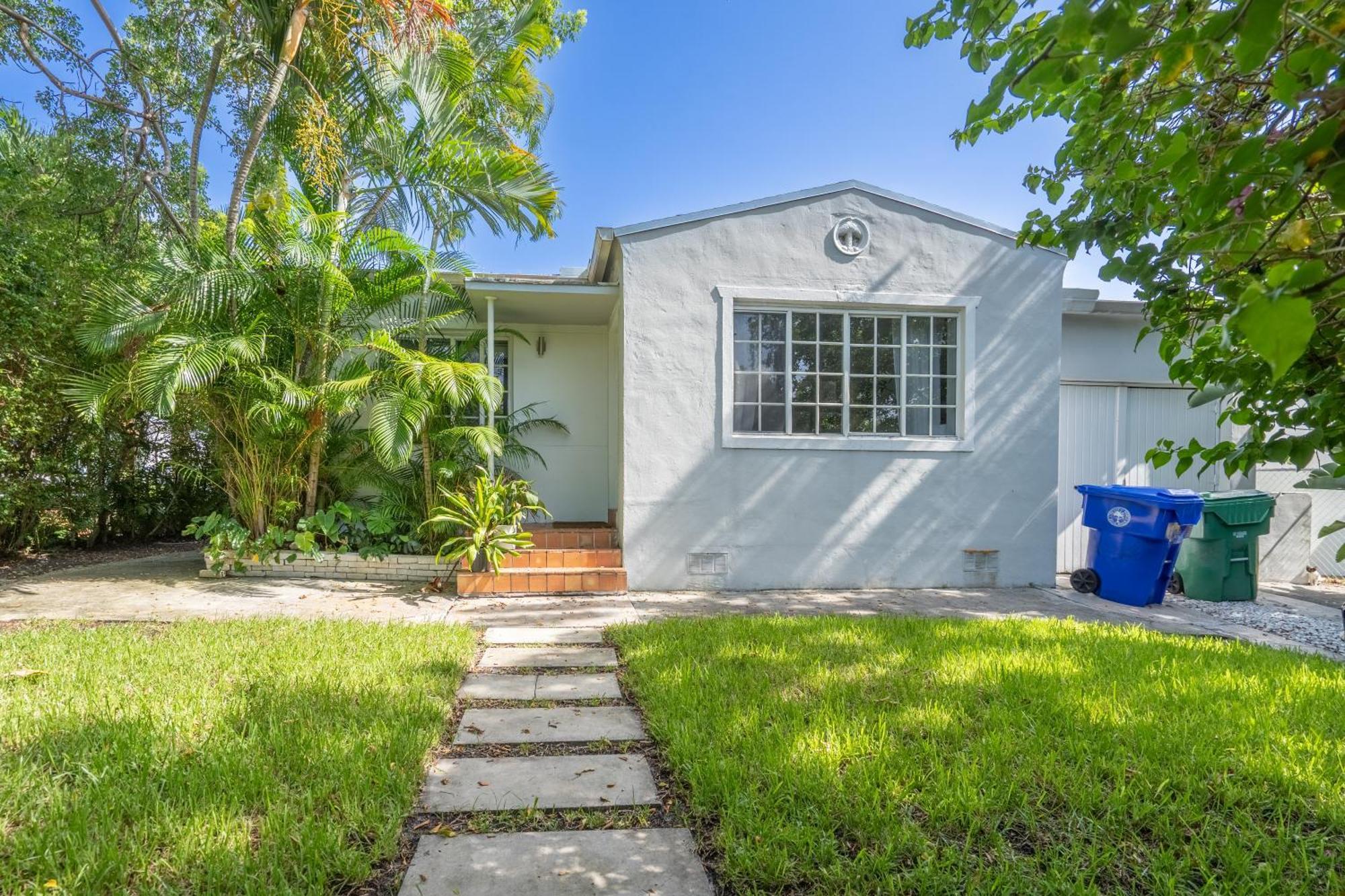 Art Deco Heated Pool Jacuzzi Very Private House On A Quite Street Close To Design District 10 Minutes From The Beach - Villa Miami