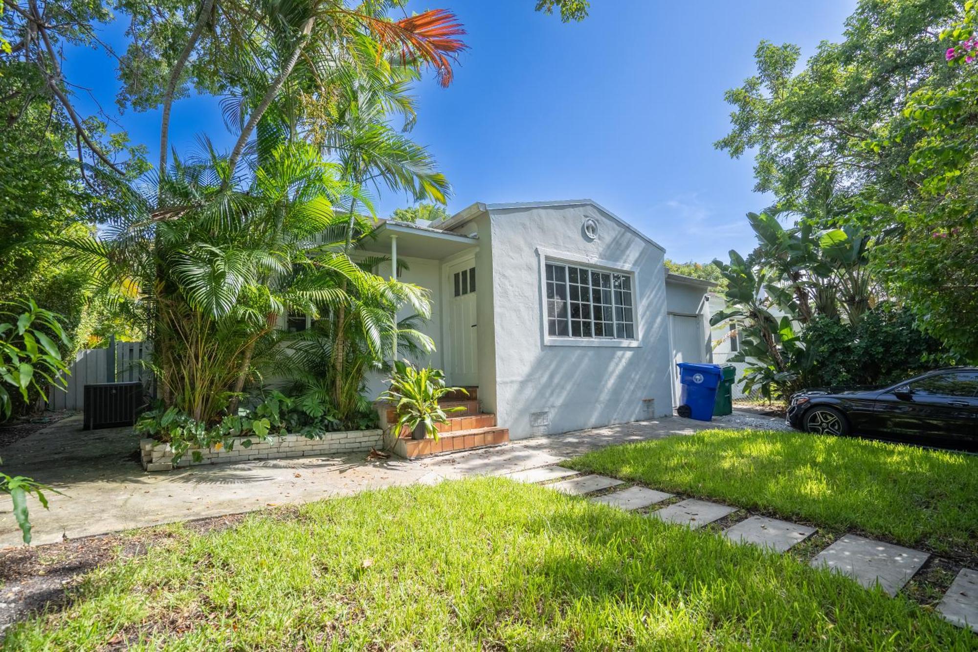 Villa Art Deco Heated Pool Jacuzzi Very Private House On A Quite Street Close To Design District 10 Minutes From The Beach - Miami