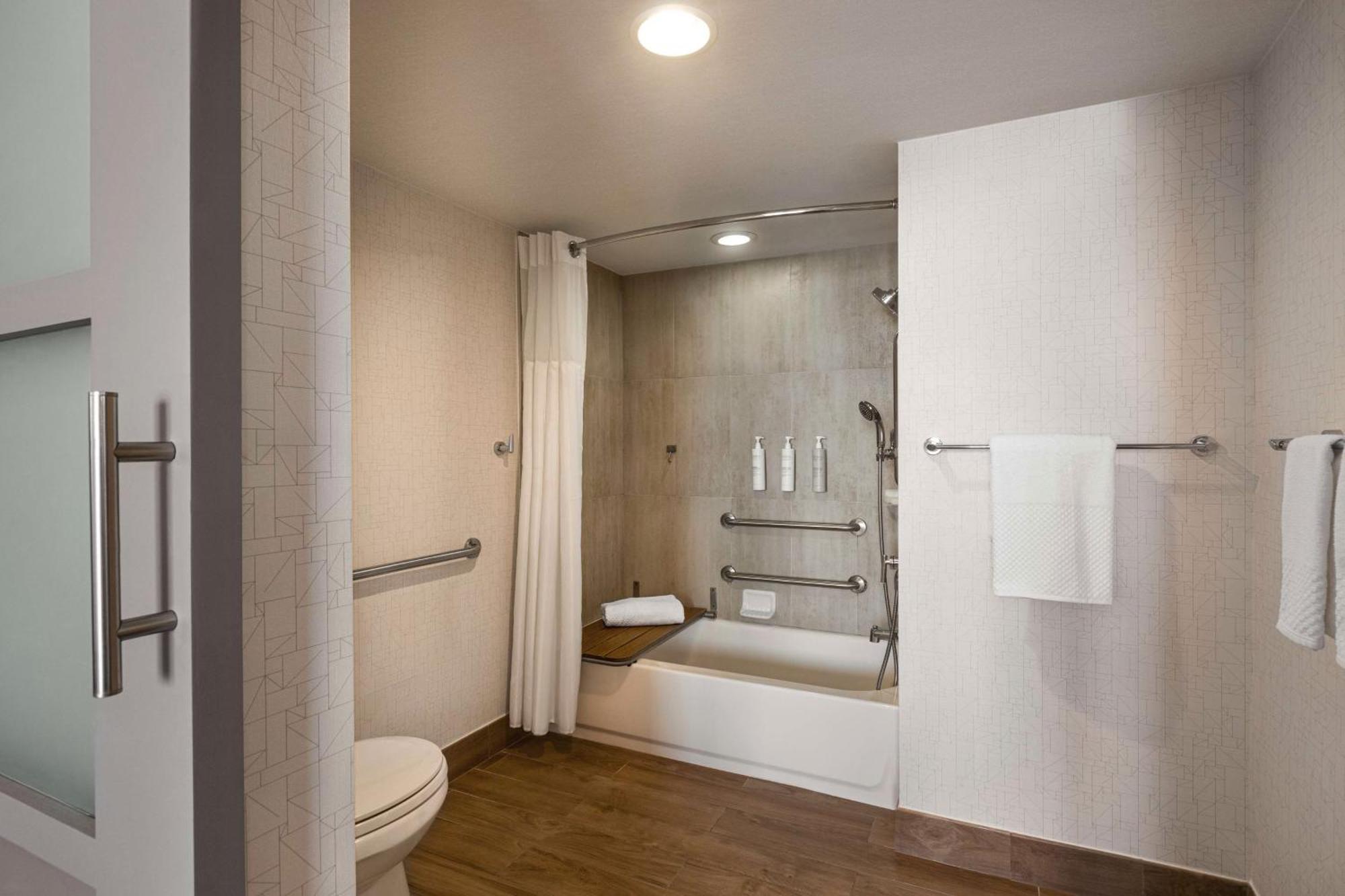 Embassy By Hilton International Airport Hotel Miami