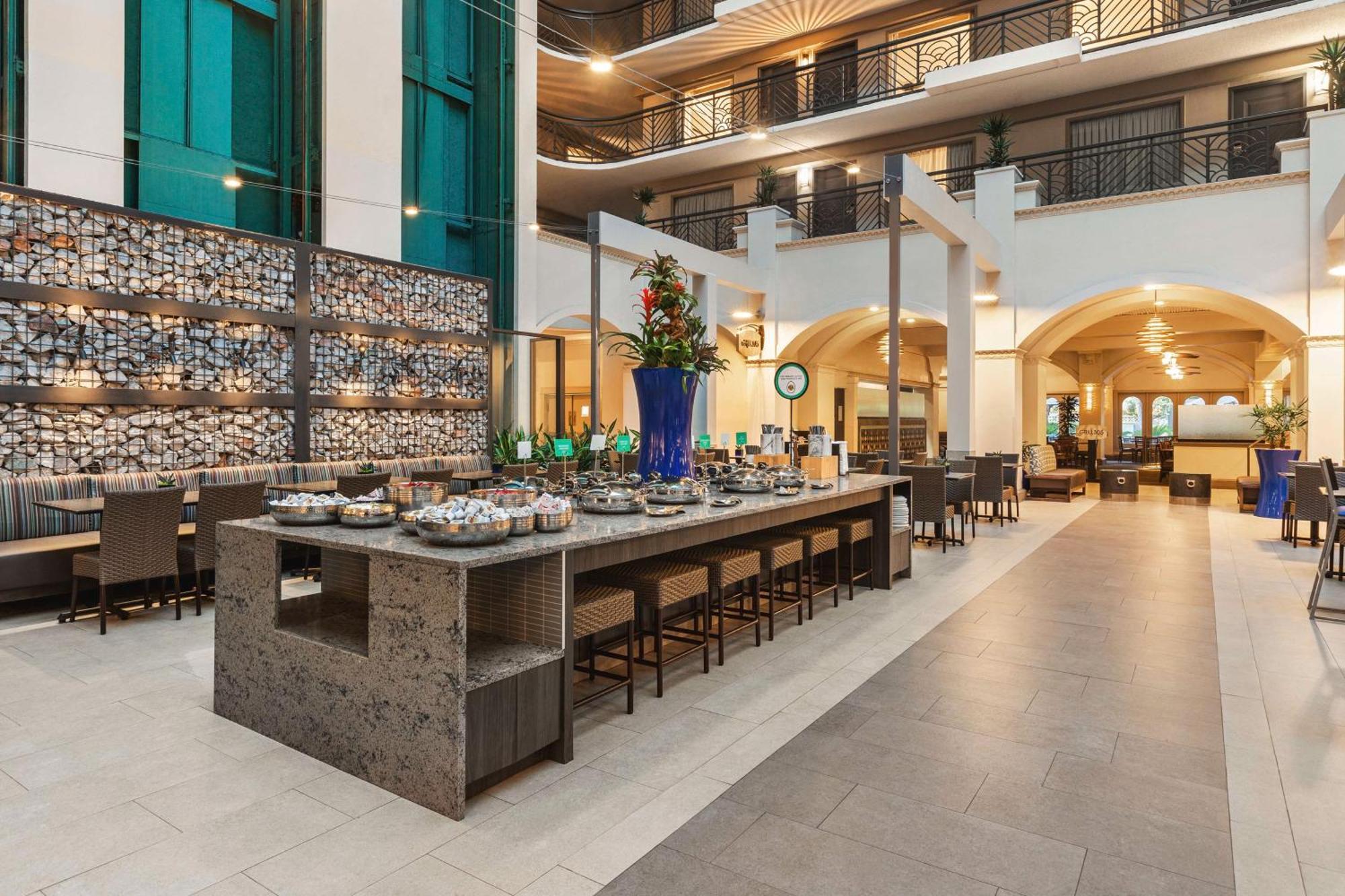 Hotel Embassy By Hilton International Airport 4*