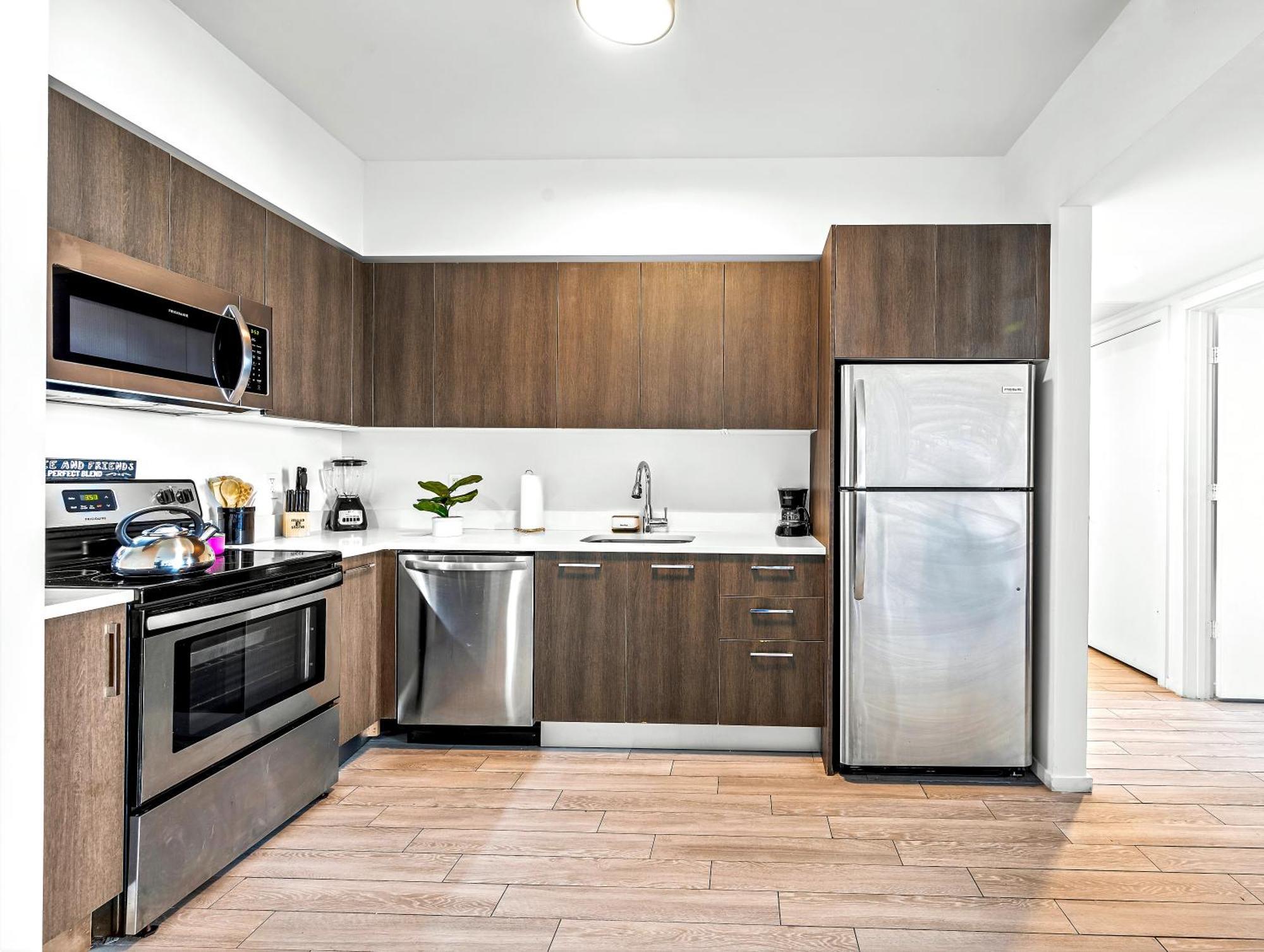 Experience The Perfect Life!! Centrally Located Luxury Condo! * Miami