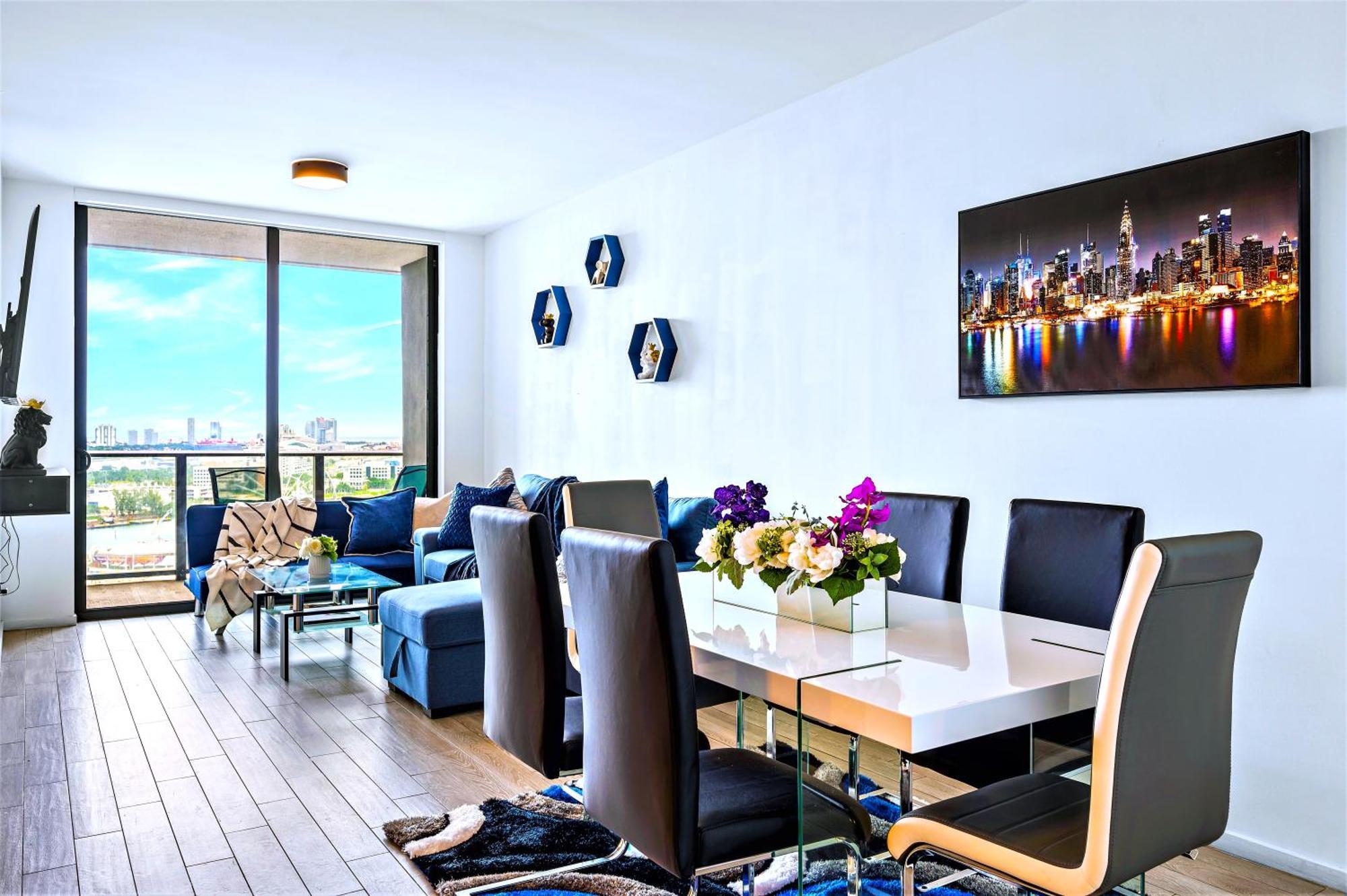 Experience The Perfect Life!! Centrally Located Luxury Condo! Appartement