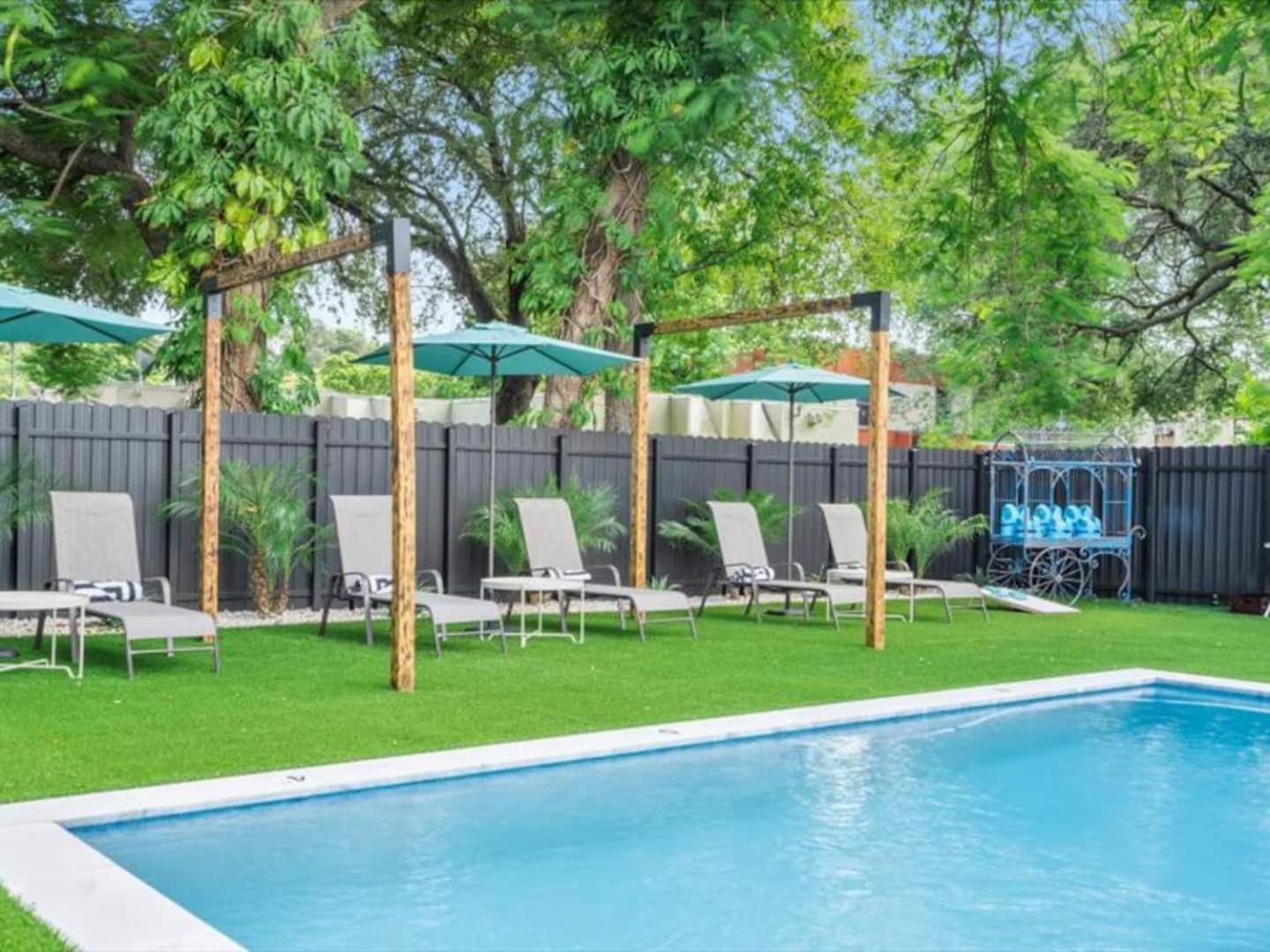 Cozy Getaway Heated Pool & Sun Loungers Appartement