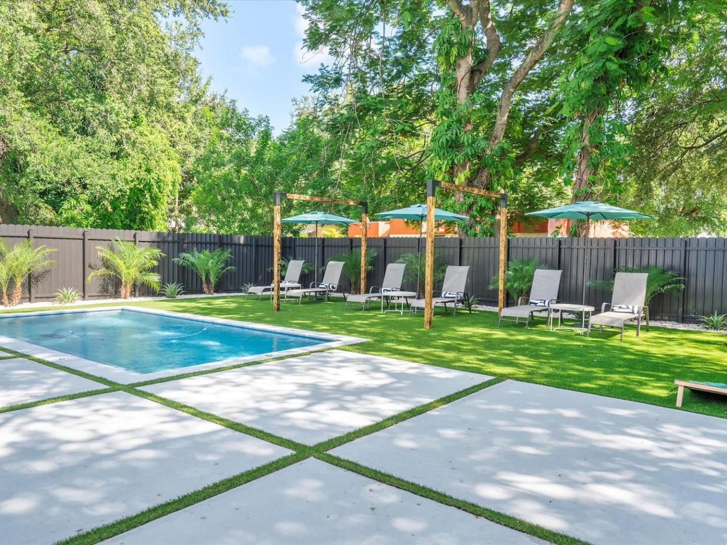 Apartment Getaway Luxe Pool Garden & Courtyard *