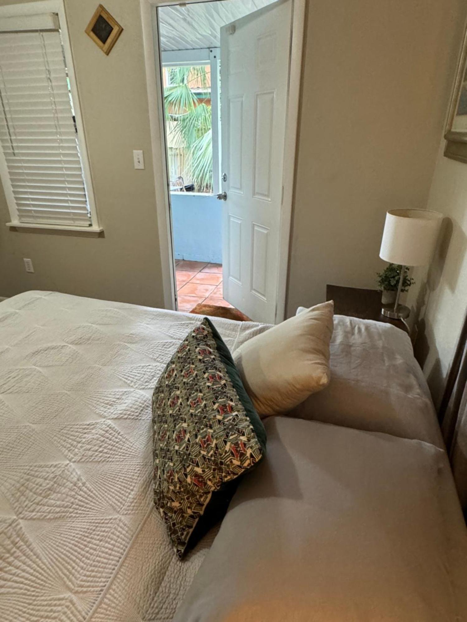 Key West Style Historic In Coconut Grove Florida, The Blue House Vakantiehuis Miami