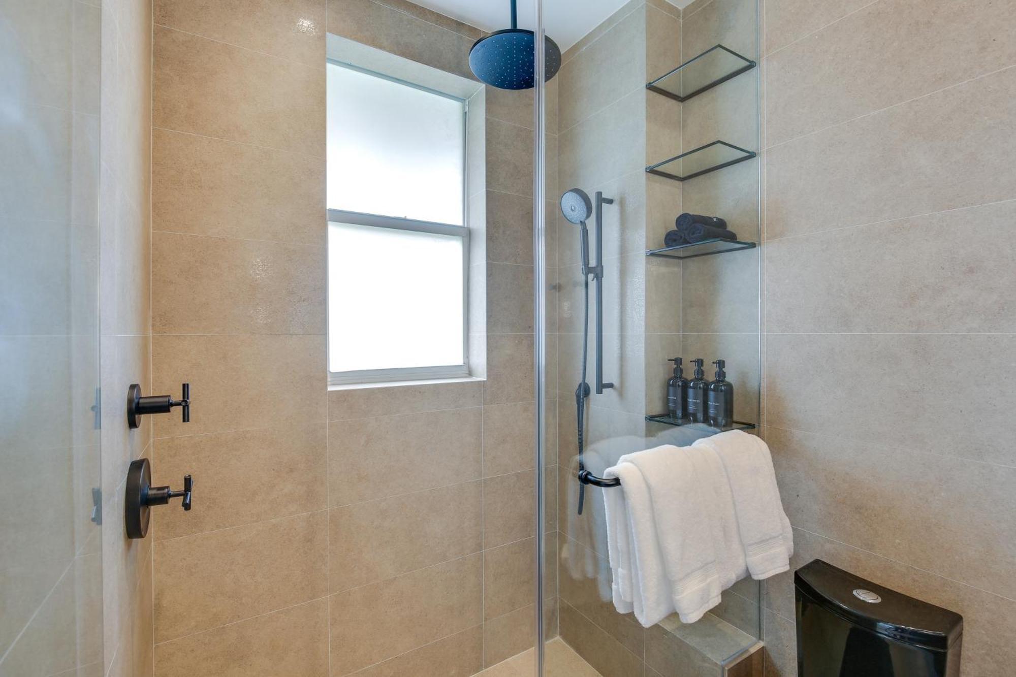 Wynwood Condo, Walk To Restaurants And Nightclubs! *