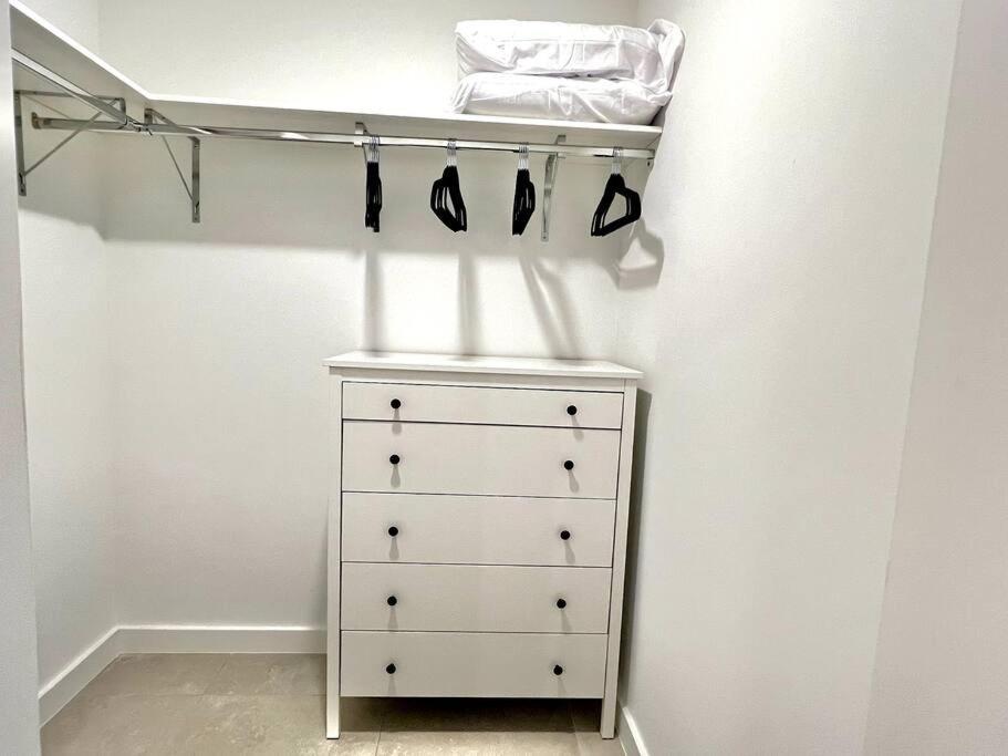 Downtown King Bed, Luxe Condo, Free Parking