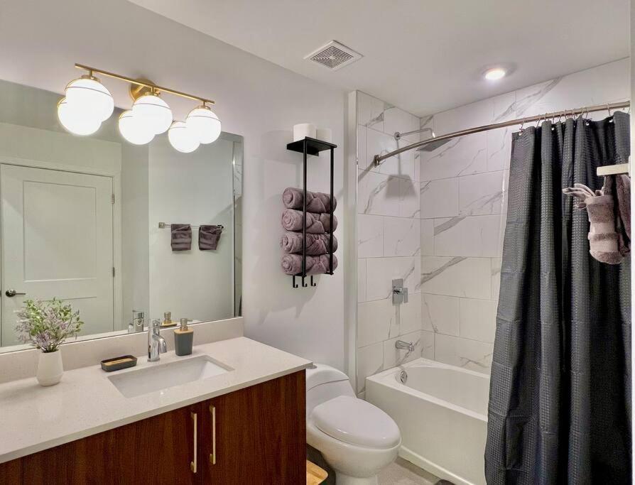 Downtown King Bed, Luxe Condo, Free Parking Apartment *