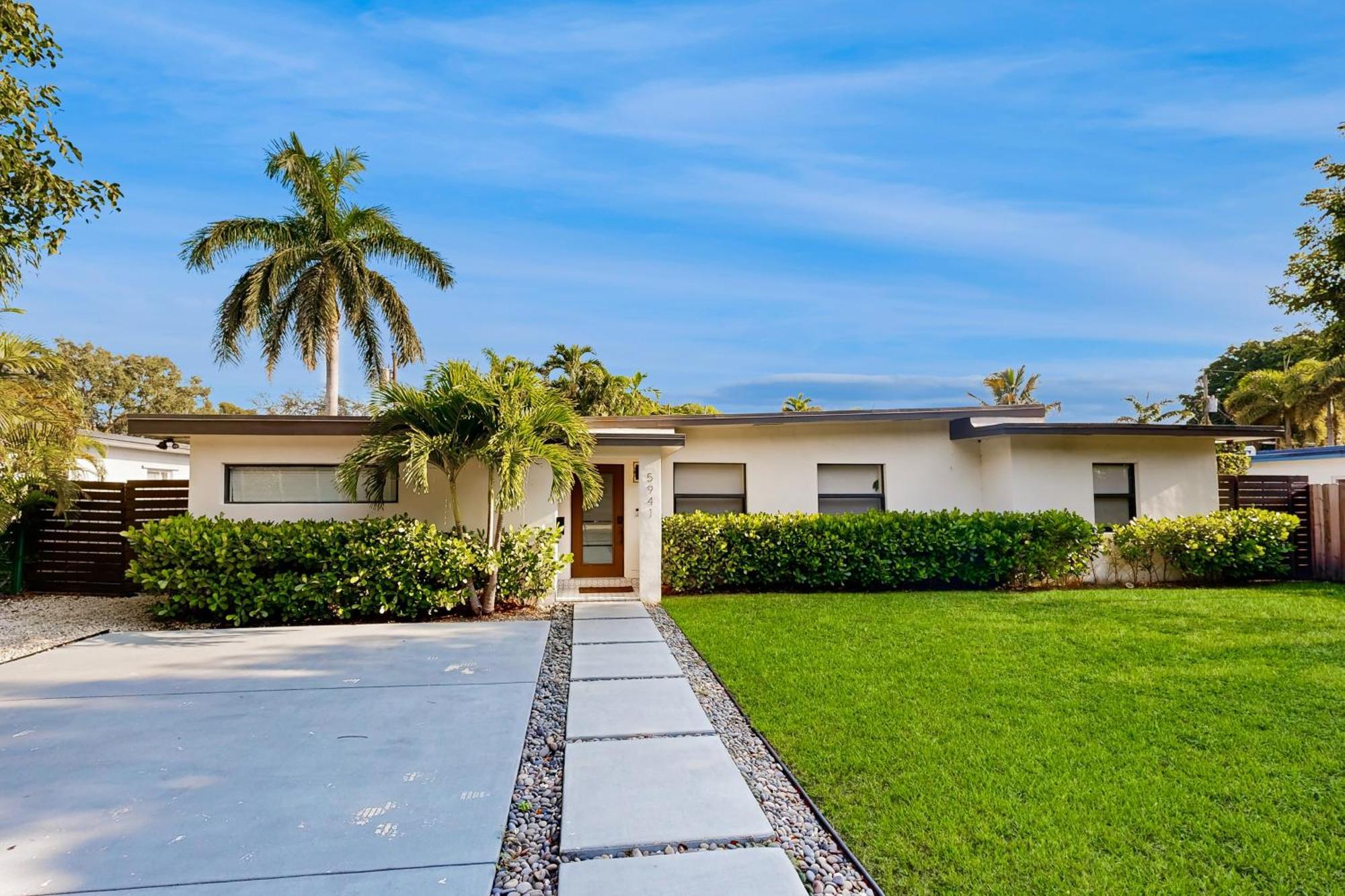 Mid-century Modern Oasis Holiday home *