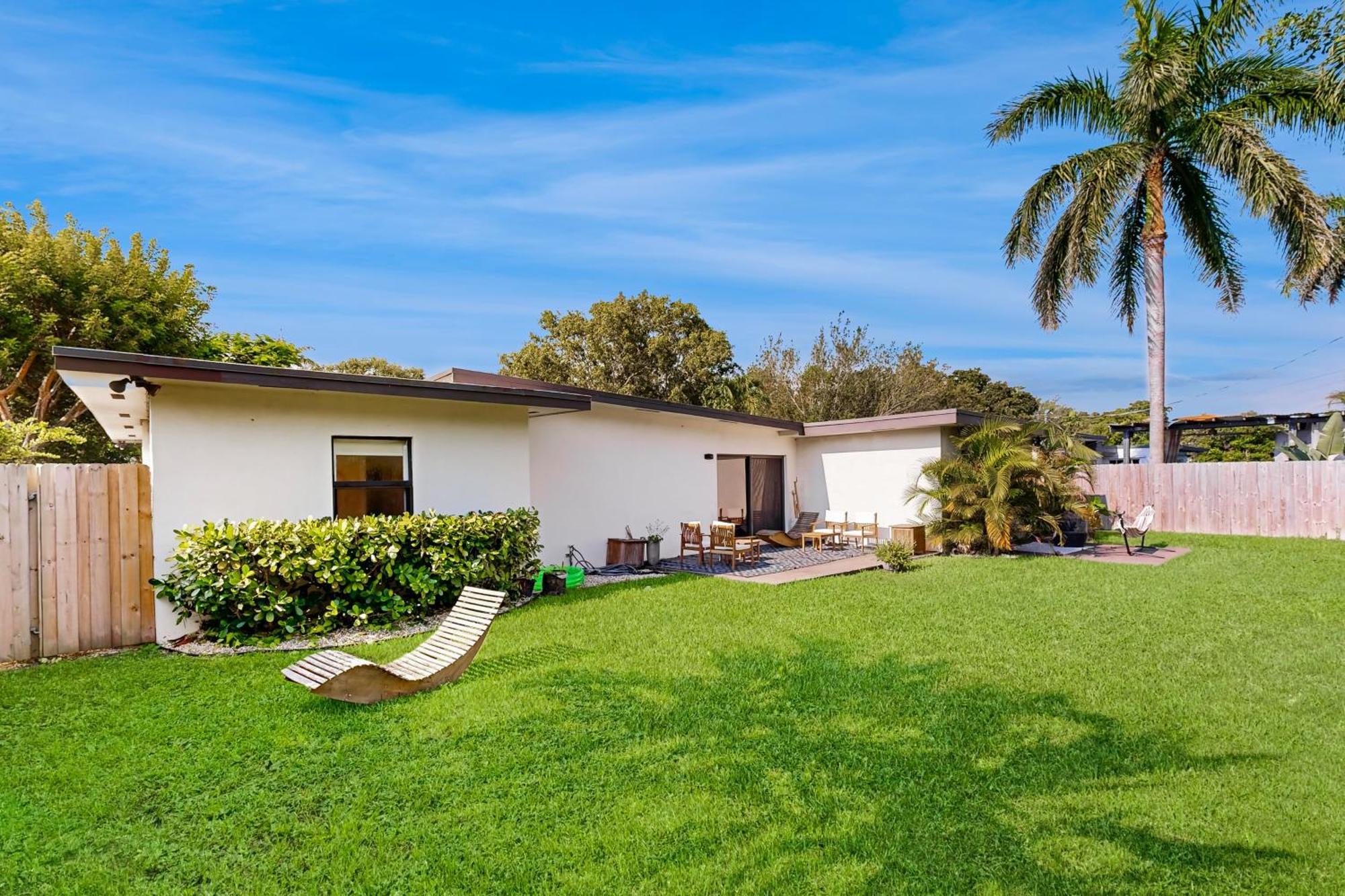 Holiday home Mid-century Modern Oasis *