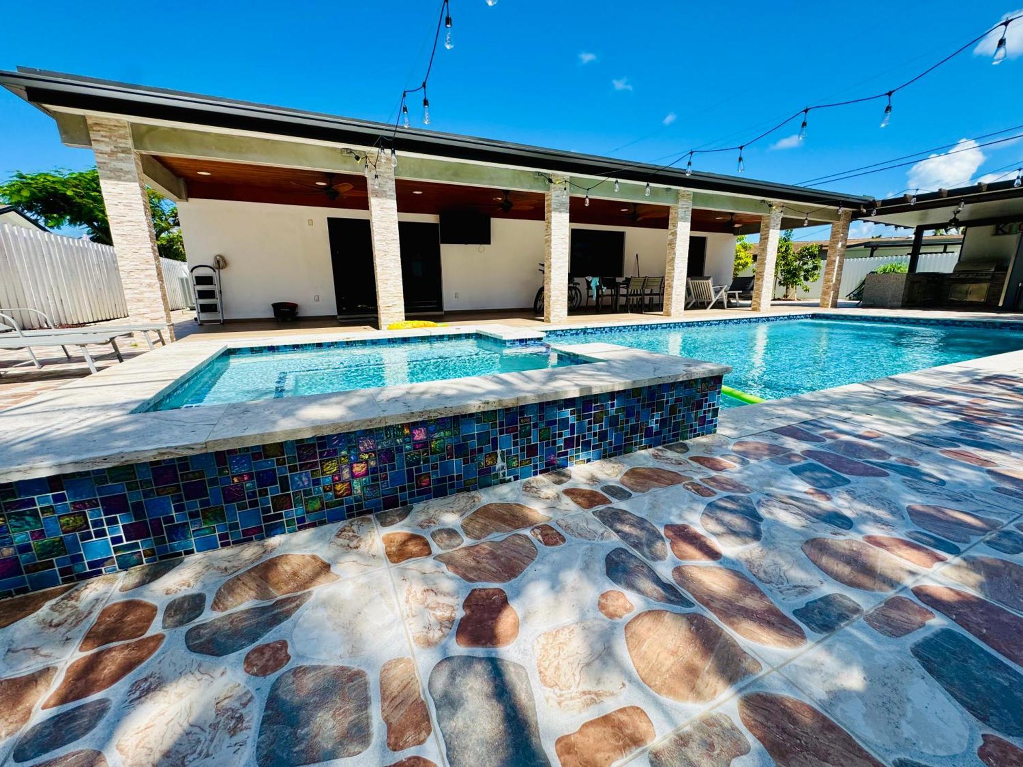 Holiday home Heated Pool Hot Tub *
