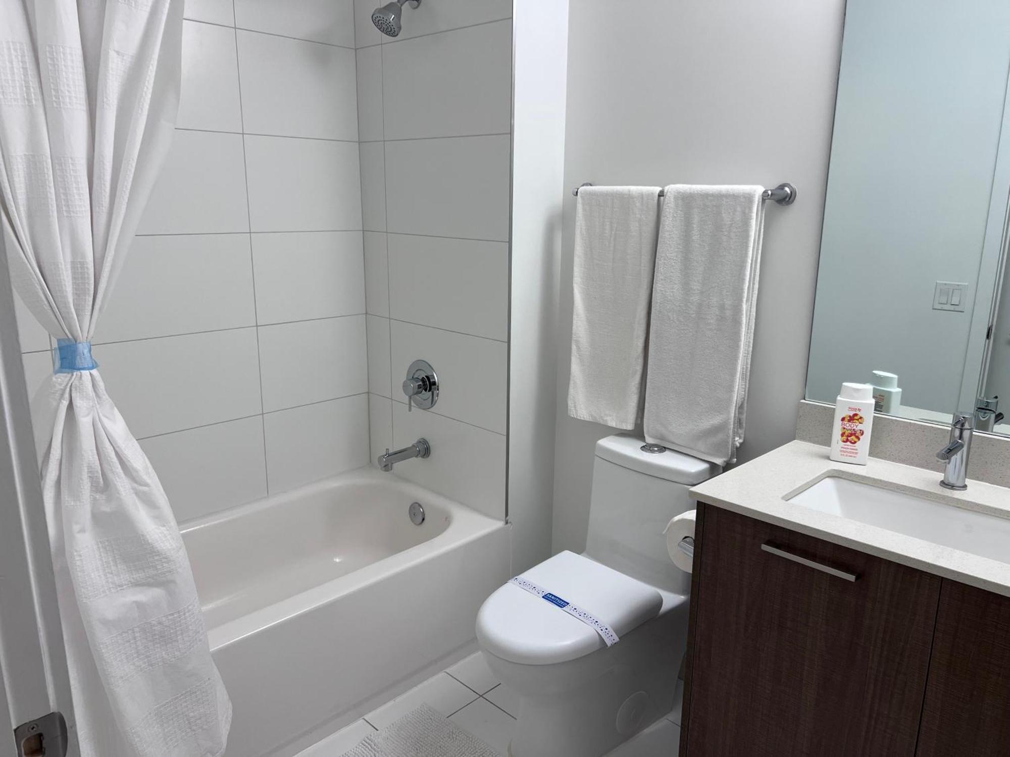 Master Bed In Calle Ocho Privatunterkunft