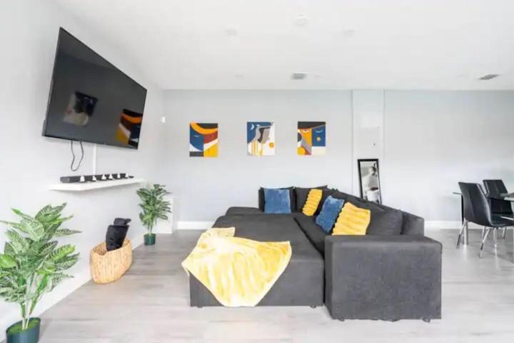 Hot Tub & King Bed - 8min From Airport, & Dt Apartment