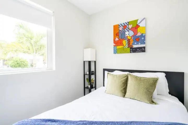 Hot Tub & King Bed - 8min From Airport, & Dt *