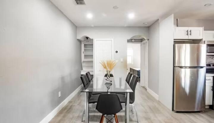 Hot Tub & King Bed - 8min From Airport, & Dt
