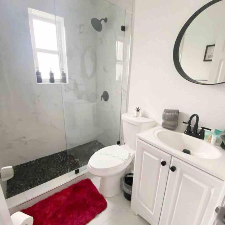 Hot Tub & King Bed - 8min From Airport, & Dt Apartment