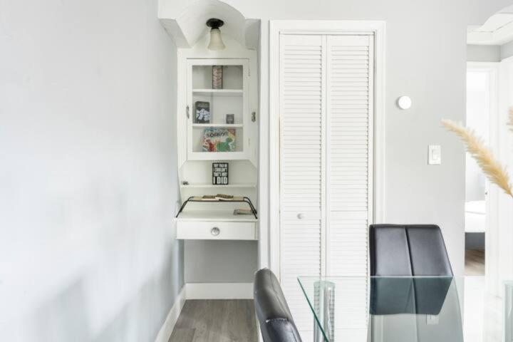 Hot Tub & King Bed - 8min From Airport, & Dt *