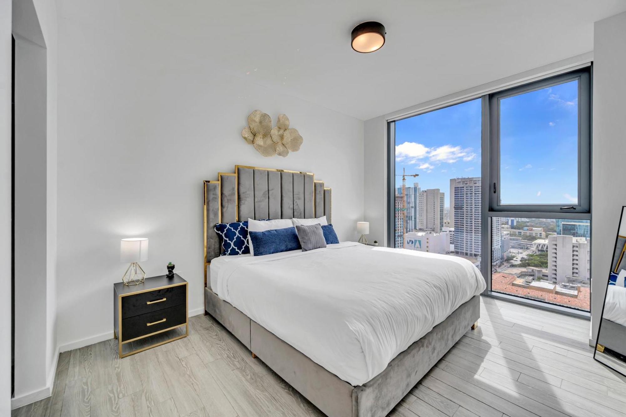 Great 3 Beds 3 Baths Downtown Apartment