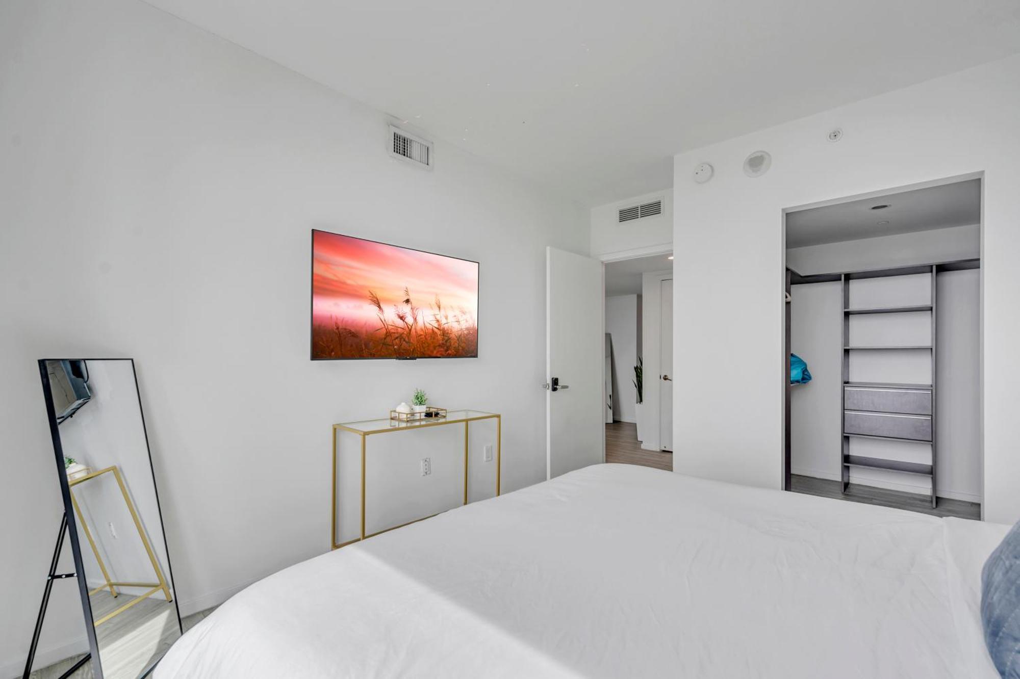 Great 3 Beds 3 Baths Downtown Apartment *