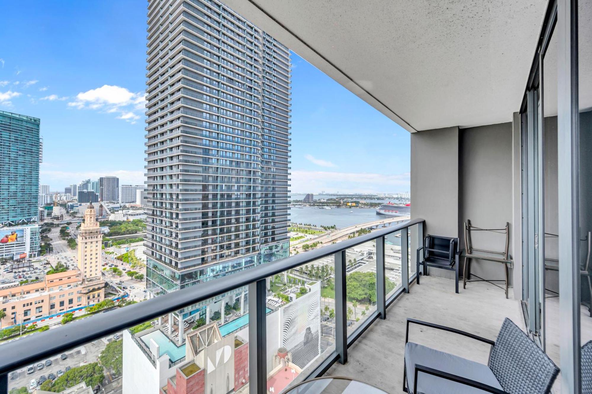 Great 3 Beds 3 Baths Downtown Apartment