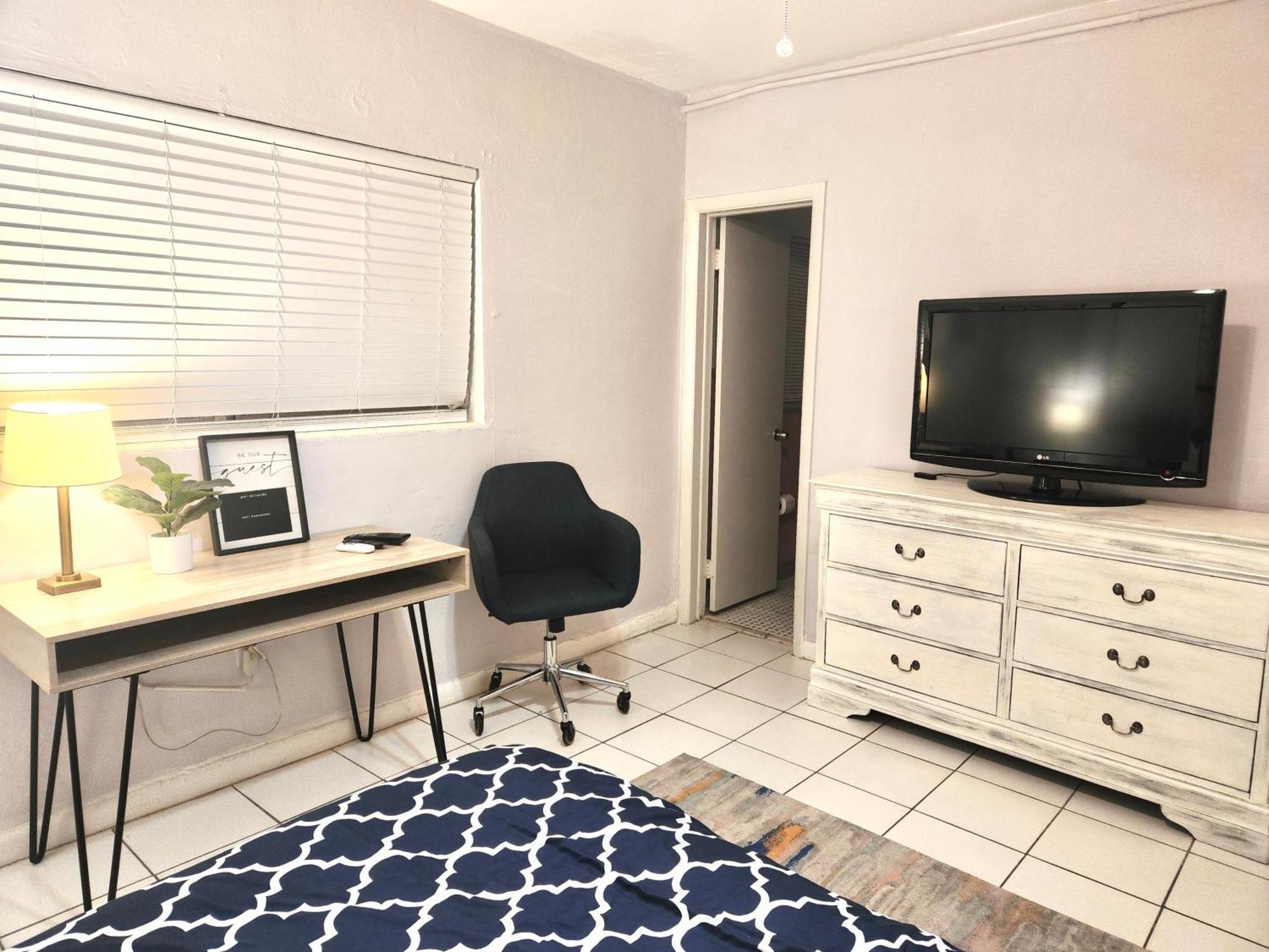 Coral Gables / Coconut Grove Area Free Parking Apartment *