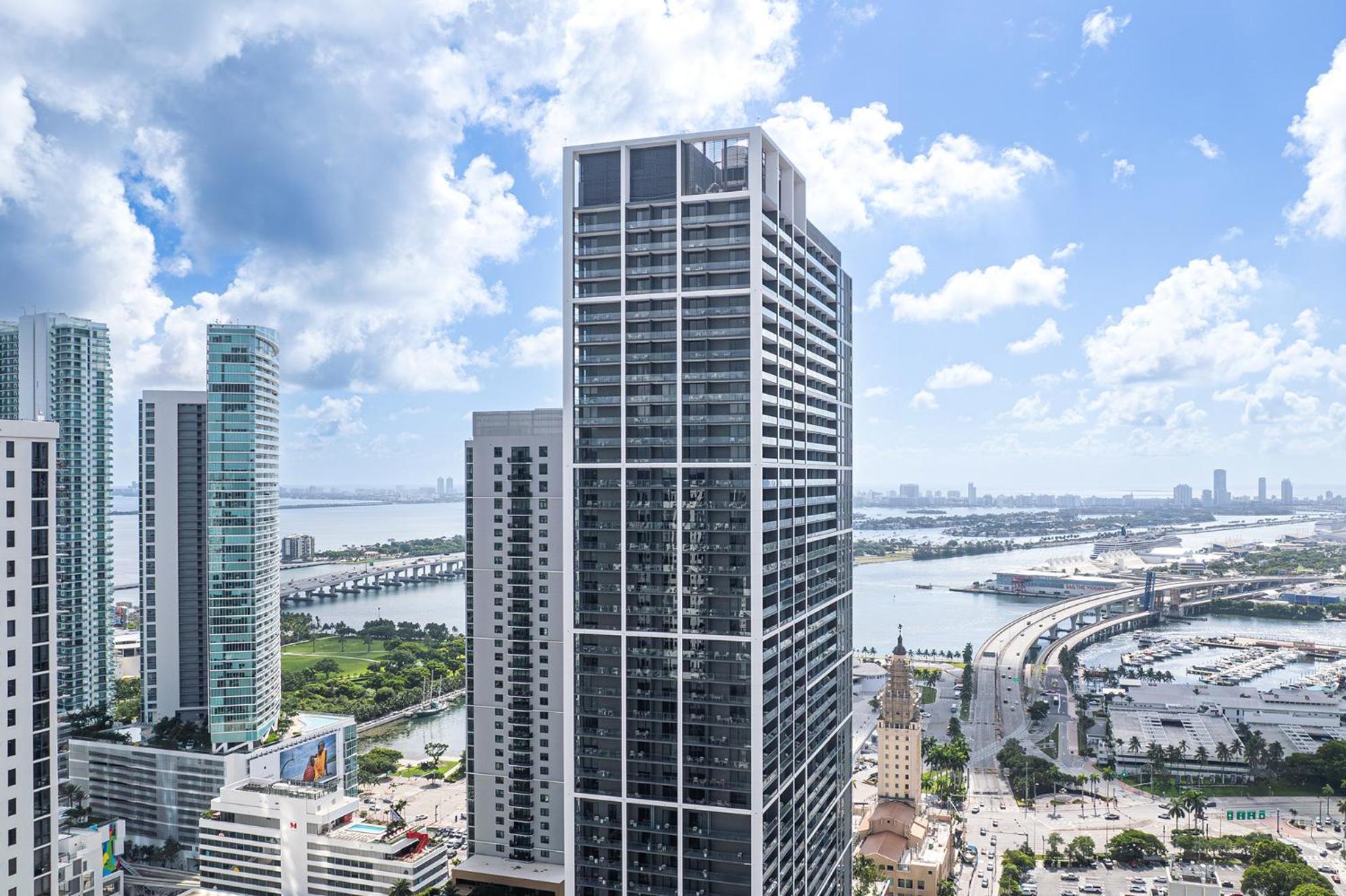 Chic One Bedroom In The Heart Of Vibrant Downtown- Daily Fee And Parking Not Included Miami