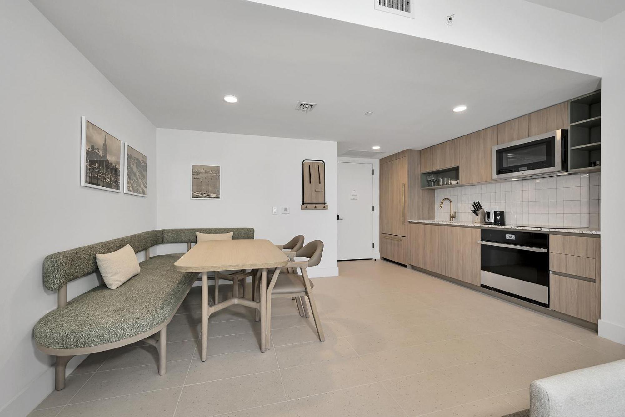 Apartment Chic One Bedroom In The Heart Of Vibrant Downtown- Daily Fee And Parking Not Included