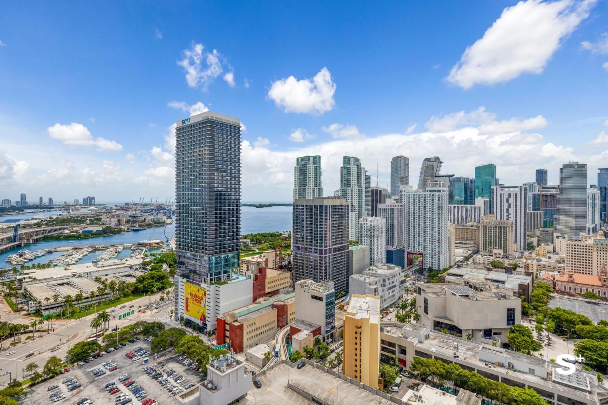 Skyline Chic Downtown Getaway *