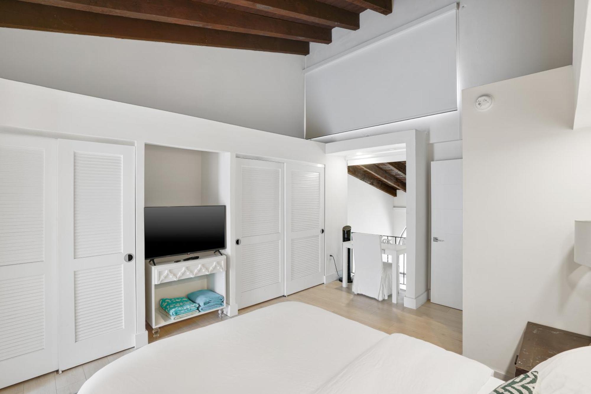 Luxury Pool At St. Unit E, Pet Friendly Villa
