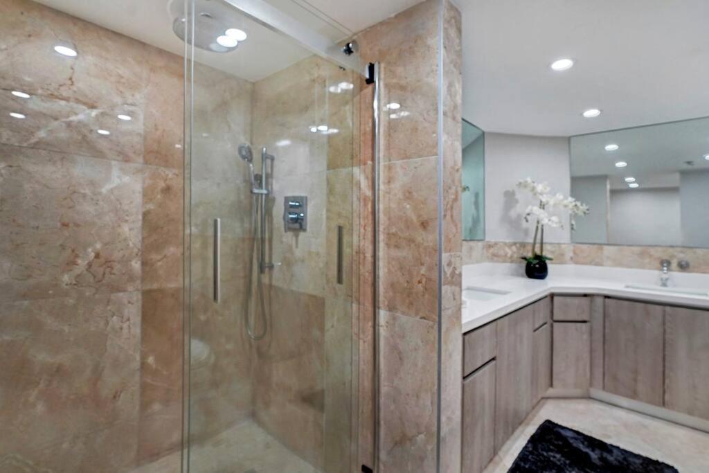 First Class! - Crystal Clear Water Views! Apartment Miami