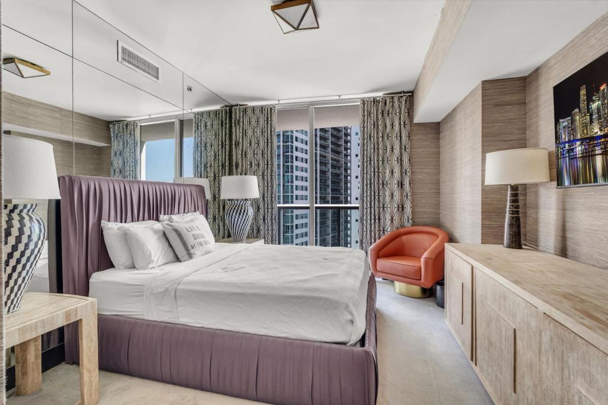Stunning At Icon With Bay Views-pool-gym-spa Apartment Miami