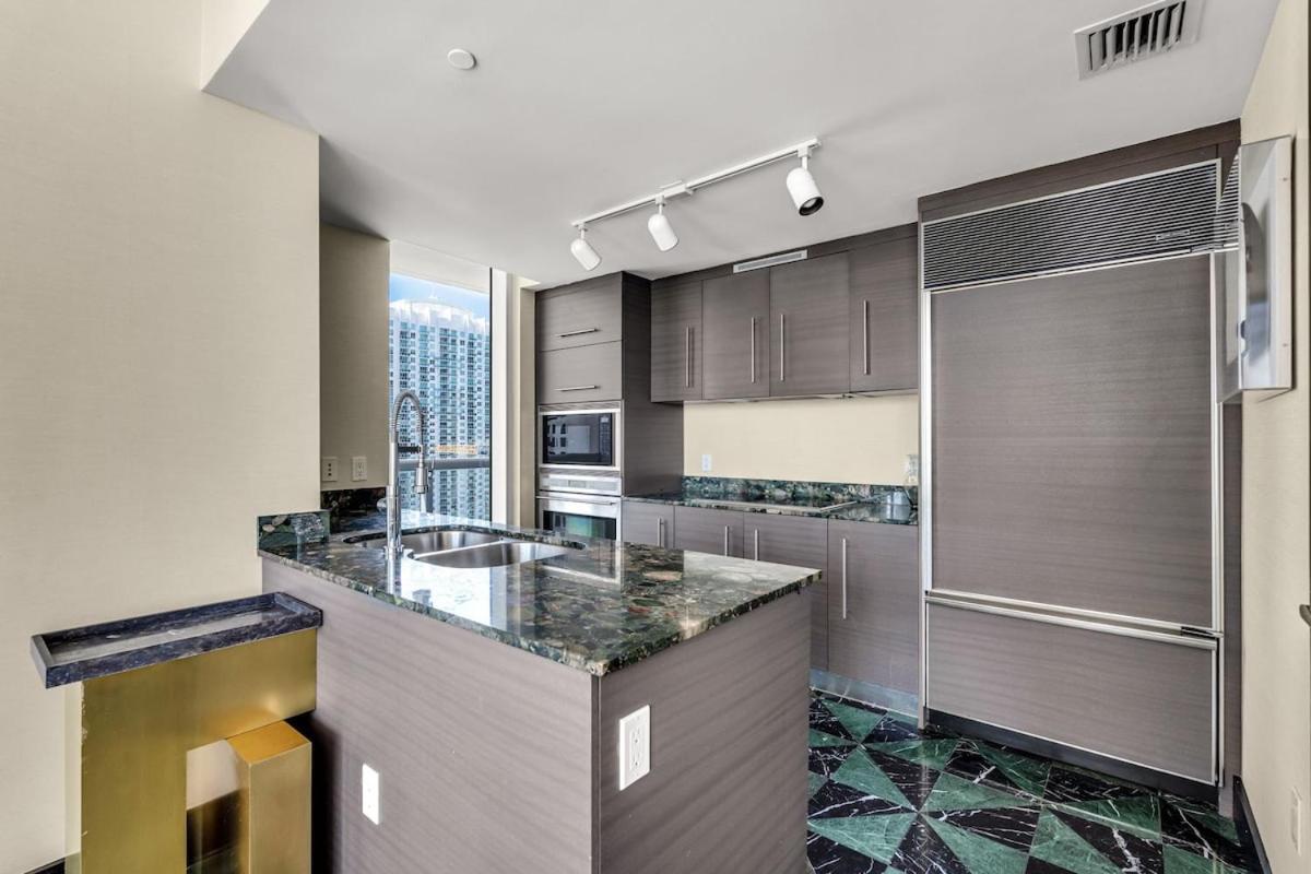 Apartment Stunning At Icon With Bay Views-pool-gym-spa *