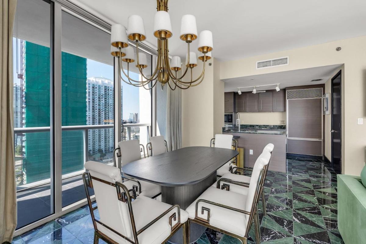 Apartment Stunning At Icon With Bay Views-pool-gym-spa Miami