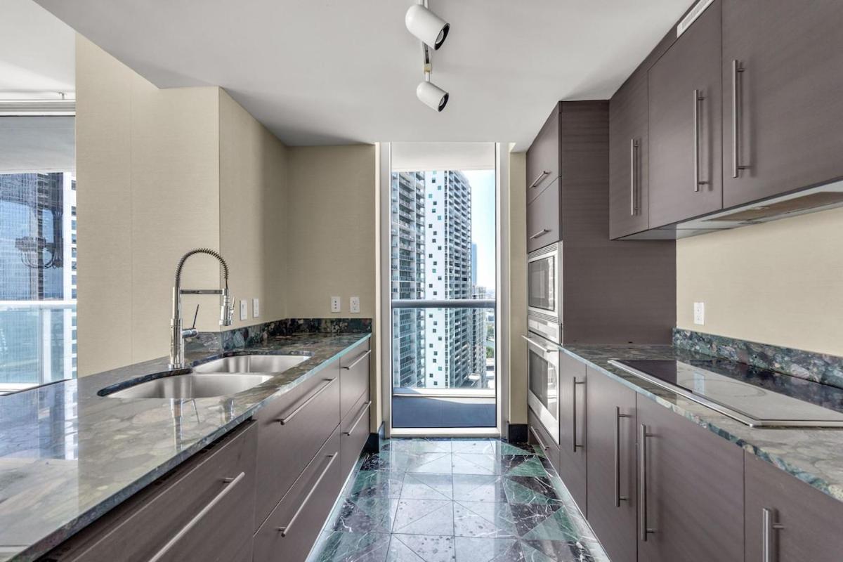 Stunning At Icon With Bay Views-pool-gym-spa Miami
